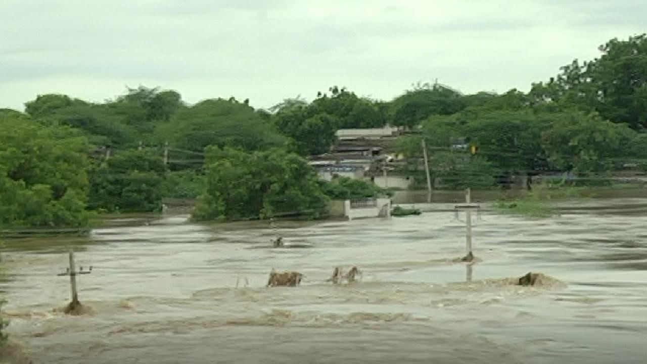 Karnataka Rain: 'ಮಹಾ' ಮಳೆಗೆ ಉಕ್ಕಿ ಹರಿಯುತ್ತಿರುವ ಭೀಮಾ ನದಿ; ಕಲಬುರಗಿ-ವಿಜಯಪುರ ಸಂಪರ್ಕ ಕಡಿತ