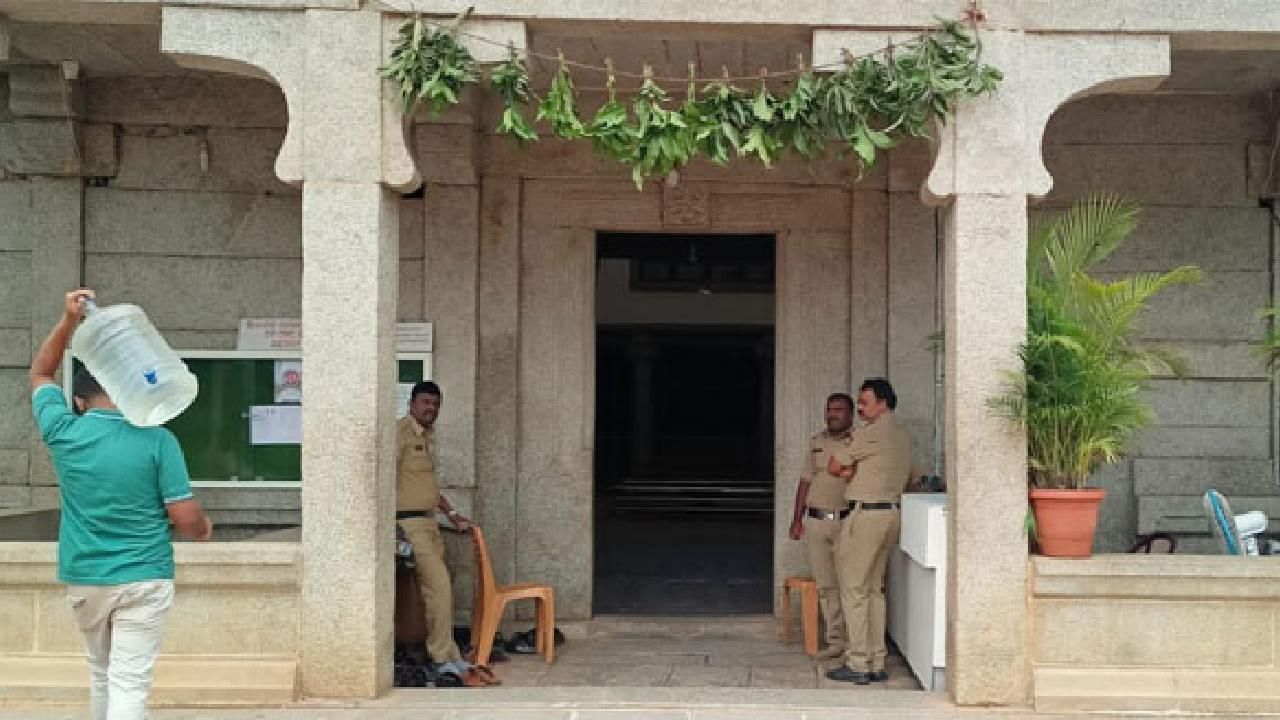 ಪೋಕ್ಸೋ ಪ್ರಕರಣ: ಪೋಷಕರ ಜೊತೆ ತೆರಳಿದ್ದ ಓರ್ವ ಬಾಲಕಿ ವಾಪಸ್ ಪೋಕ್ಸೋ ಪ್ರಕರಣ: ಪೋಷಕರ ಜೊತೆ ತೆರಳಿದ್ದ ಓರ್ವ ಬಾಲಕಿ ವಾಪಸ್