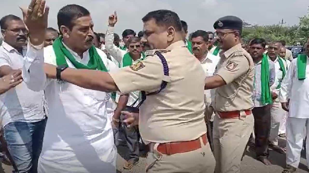 ಕಬ್ಬು ಬೆಲೆ ಹೆಚ್ಚಳಕ್ಕೆ ಆಗ್ರಹಿಸಿ ಬೆಳಗಾವಿಯಲ್ಲಿ ರೈತರ ಪ್ರತಿಭಟನೆ; ಸರ್ಕಾರದ ವಿರುದ್ಧ ಘೋಷಣೆ ಕೂಗಿ ಆಕ್ರೋಶ ಕಬ್ಬು ಬೆಲೆ ಹೆಚ್ಚಳಕ್ಕೆ ಆಗ್ರಹಿಸಿ ಬೆಳಗಾವಿಯಲ್ಲಿ ರೈತರ ಪ್ರತಿಭಟನೆ; ಸರ್ಕಾರದ ವಿರುದ್ಧ ಘೋಷಣೆ ಕೂಗಿ ಆಕ್ರೋಶ
