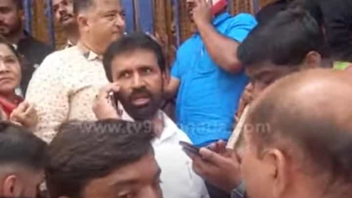 Hasanamba Temple: ಹಾಸನಾಂಬೆ ದರ್ಶನಕ್ಕೆ ಅವಕಾಶ ಸಿಗದೇ ಬಿಜೆಪಿ ಎಂಎಲ್ಎ ವಾಪಸ್ Hasanamba Temple: ಹಾಸನಾಂಬೆ ದರ್ಶನಕ್ಕೆ ಅವಕಾಶ ಸಿಗದೇ ಬಿಜೆಪಿ ಎಂಎಲ್ಎ ವಾಪಸ್