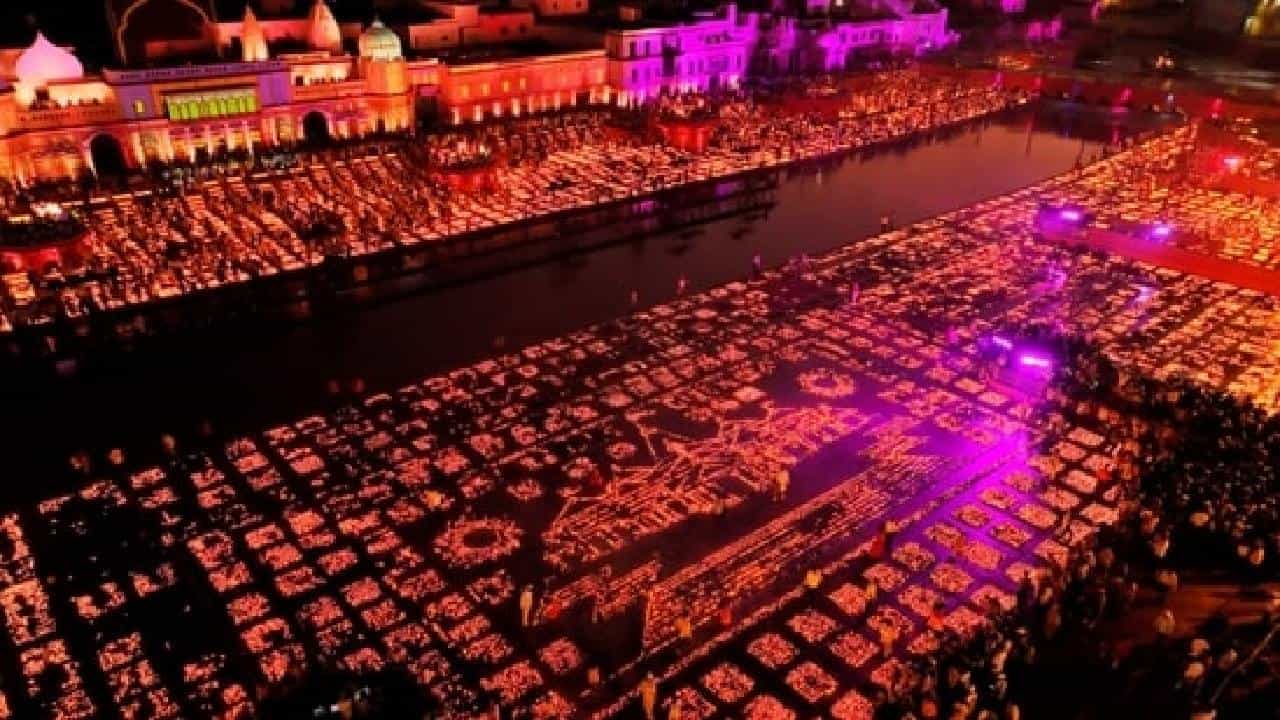 Ayodhya Deepotsav: ಅಯೋಧ್ಯೆಯಲ್ಲಿ ಬೆಳಗಿದ 15 ಲಕ್ಷ ದೀಪಗಳು; ಹೊಸ ಗಿನ್ನಿಸ್ ವಿಶ್ವ ದಾಖಲೆ Ayodhya Deepotsav: ಅಯೋಧ್ಯೆಯಲ್ಲಿ ಬೆಳಗಿದ 15 ಲಕ್ಷ ದೀಪಗಳು; ಹೊಸ ಗಿನ್ನಿಸ್ ವಿಶ್ವ ದಾಖಲೆ