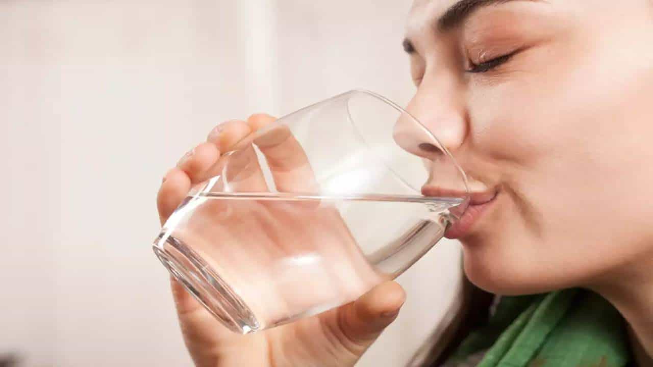 Warm Water: ಬೆಚ್ಚಗಿನ ನೀರು ಕುಡಿಯುವುದು ಆರೋಗ್ಯಕ್ಕೆ ಒಳ್ಳೆಯದೋ, ಕೆಟ್ಟದ್ದೋ? ಇಲ್ಲದೆ ಮಾಹಿತಿ Warm Water: ಬೆಚ್ಚಗಿನ ನೀರು ಕುಡಿಯುವುದು ಆರೋಗ್ಯಕ್ಕೆ ಒಳ್ಳೆಯದೋ, ಕೆಟ್ಟದ್ದೋ? ಇಲ್ಲದೆ ಮಾಹಿತಿ