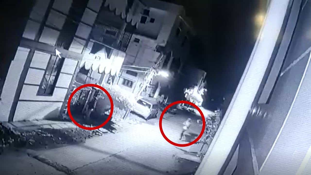 ಬಂಗಾರದ ಜೊತೆ ರೇಷ್ಮೆ ಸೀರೆಗಳನ್ನು ಕದ್ದೊಯ್ದ ಕಳ್ಳರು ಬಂಗಾರದ ಜೊತೆ ರೇಷ್ಮೆ ಸೀರೆಗಳನ್ನು ಕದ್ದೊಯ್ದ ಕಳ್ಳರು