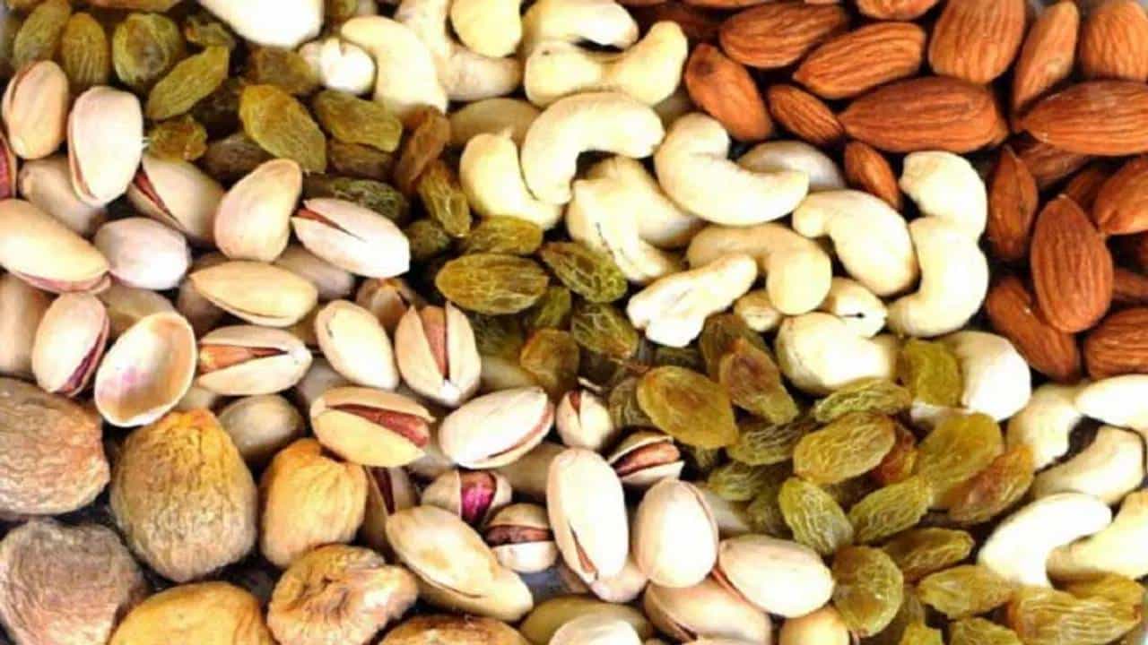Dry Fruits Side Effects: ಹೆಚ್ಚು ಡ್ರೈಫ್ರೂಟ್ಸ್ ತಿಂತೀರಾ, ಆರೋಗ್ಯಕ್ಕೆ ಈ ಅಪಾಯಗಳಾಗಬಹುದು ಎಚ್ಚರ Dry Fruits Side Effects: ಹೆಚ್ಚು ಡ್ರೈಫ್ರೂಟ್ಸ್ ತಿಂತೀರಾ, ಆರೋಗ್ಯಕ್ಕೆ ಈ ಅಪಾಯಗಳಾಗಬಹುದು ಎಚ್ಚರ