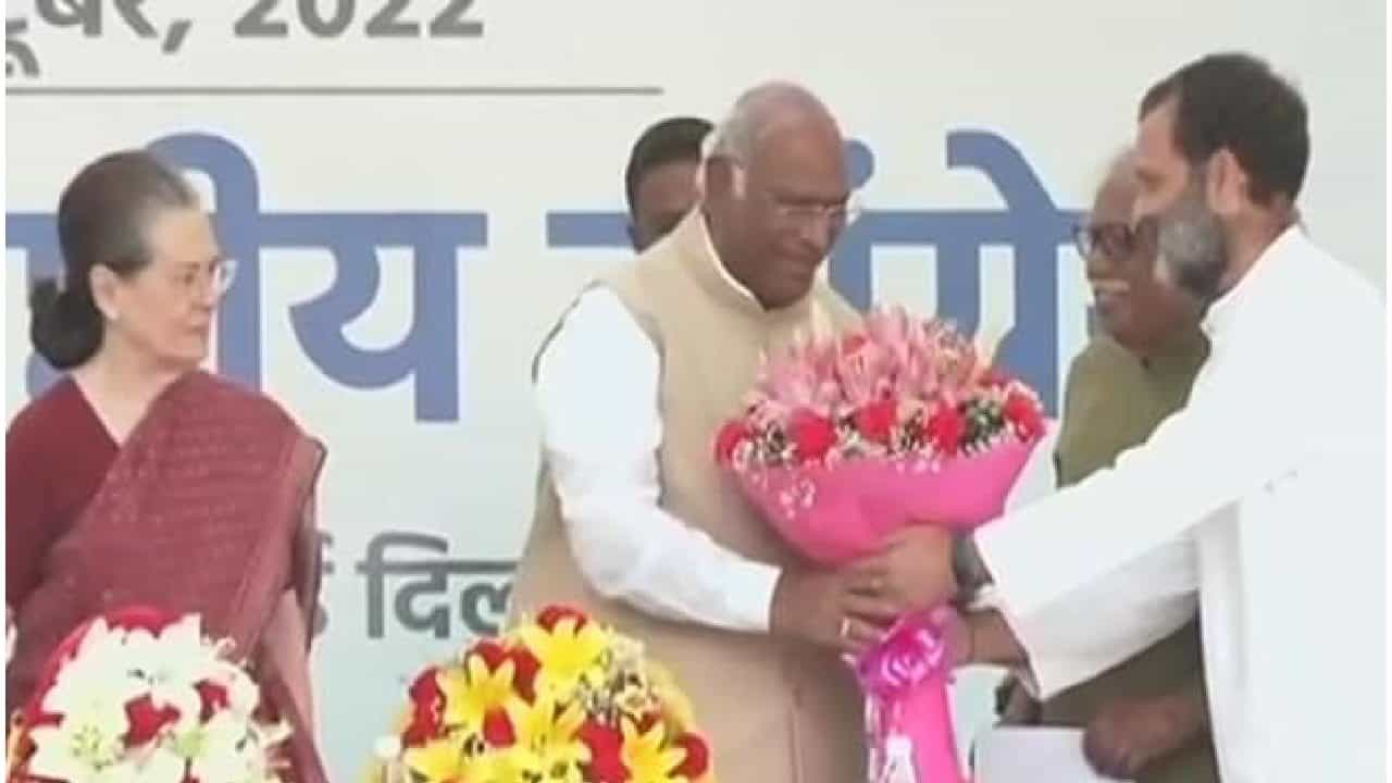 Mallikarjun Kharge: ಕಾಂಗ್ರೆಸ್ ಅಧ್ಯಕ್ಷರಾಗಿ ಮಲ್ಲಿಕಾರ್ಜುನ ಖರ್ಗೆ ಅಧಿಕಾರ ಸ್ವೀಕಾರ; ಸೋನಿಯಾ, ರಾಹುಲ್ ಗಾಂಧಿ ಅಭಿನಂದನೆ Mallikarjun Kharge: ಕಾಂಗ್ರೆಸ್ ಅಧ್ಯಕ್ಷರಾಗಿ ಮಲ್ಲಿಕಾರ್ಜುನ ಖರ್ಗೆ ಅಧಿಕಾರ ಸ್ವೀಕಾರ; ಸೋನಿಯಾ, ರಾಹುಲ್ ಗಾಂಧಿ ಅಭಿನಂದನೆ