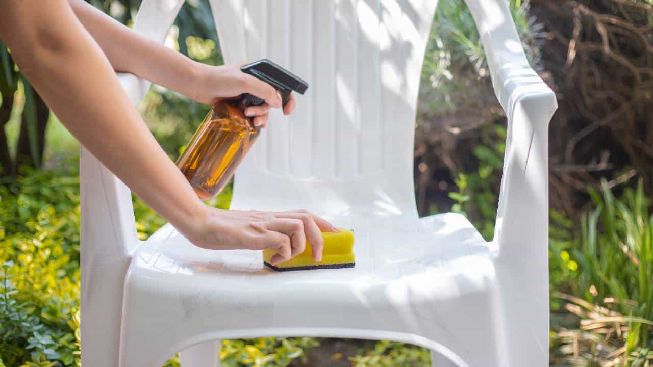 Chair Cleaning: ಮನೆಯಲ್ಲಿರುವ ಬಿಳಿ ಕುರ್ಚಿ ಕೊಳೆಯಾಗಿದೆಯೇ? ಈ ಟಿಪ್ಸ್ ಬಳಸಿ ಕುರ್ಚಿ ಹೊಸತರಂತೆ ಹೊಳೆಯುತ್ತೆ Chair Cleaning: ಮನೆಯಲ್ಲಿರುವ ಬಿಳಿ ಕುರ್ಚಿ ಕೊಳೆಯಾಗಿದೆಯೇ? ಈ ಟಿಪ್ಸ್ ಬಳಸಿ ಕುರ್ಚಿ ಹೊಸತರಂತೆ ಹೊಳೆಯುತ್ತೆ
