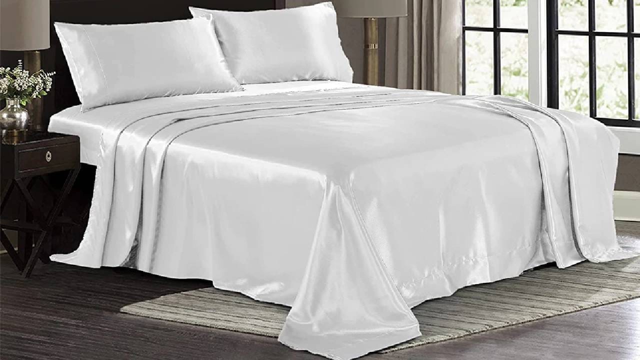 ಹೋಟೆಲ್ ನ ಕೊಠಡಿಗಳಲ್ಲಿನ ಹಾಸಿಗೆಗಳ ಮೇಲೆ ಯಾವಾಗಲೂ ಬಿಳಿ ಚಾದರವನ್ನೇ ಹಾಸಿರುತ್ತಾರೆ