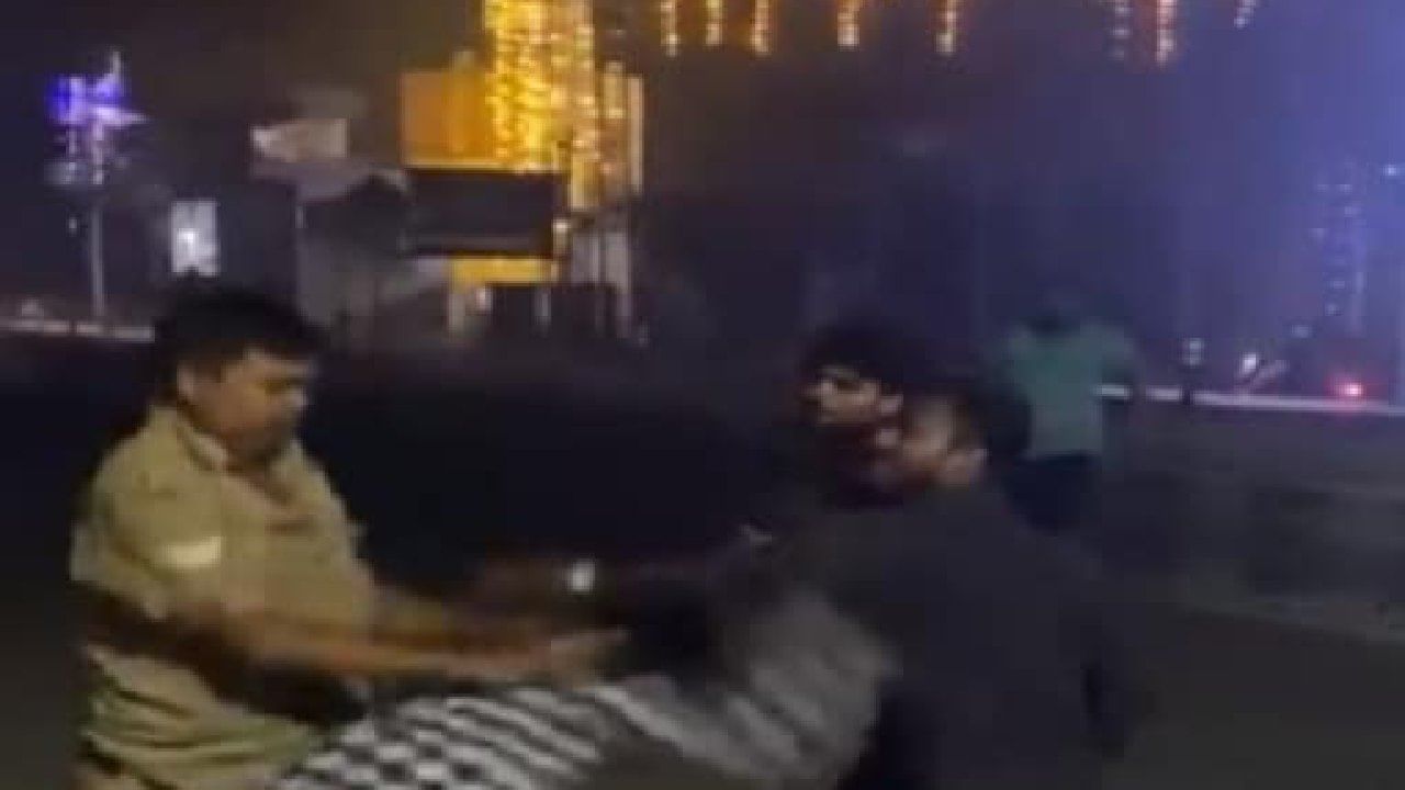 Viral Video: ಹೆಲ್ಮೆಟ್ ಹಾಕದ್ದಕ್ಕೆ ಬೈಕ್ನಿಂದ ಎಳೆದ ಪೊಲೀಸ್ಗೆ ಥಳಿಸಿದ ಯುವಕರು; ವಿಡಿಯೋ ವೈರಲ್