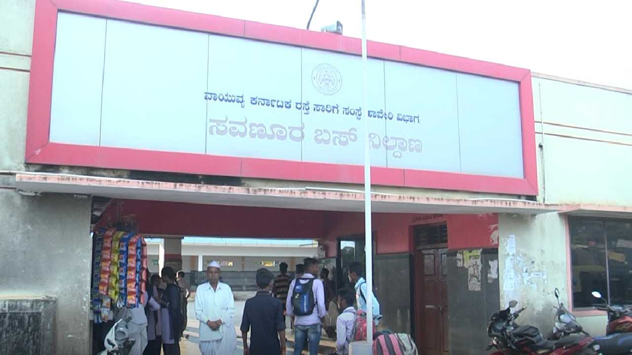 ವಿದ್ಯಾರ್ಥಿನಿಯರನ್ನು ಹಿಂಬಾಲಿಸಿಕೊಂಡು ಕಾಟ ಕೊಡುವ ಹುಡುಗರು; ಪೋಷಕರಿಗೆ, ಶಿಕ್ಷಕರಿಗೆ ತಲೆಬಿಸಿ ವಿದ್ಯಾರ್ಥಿನಿಯರನ್ನು ಹಿಂಬಾಲಿಸಿಕೊಂಡು ಕಾಟ ಕೊಡುವ ಹುಡುಗರು; ಪೋಷಕರಿಗೆ, ಶಿಕ್ಷಕರಿಗೆ ತಲೆಬಿಸಿ