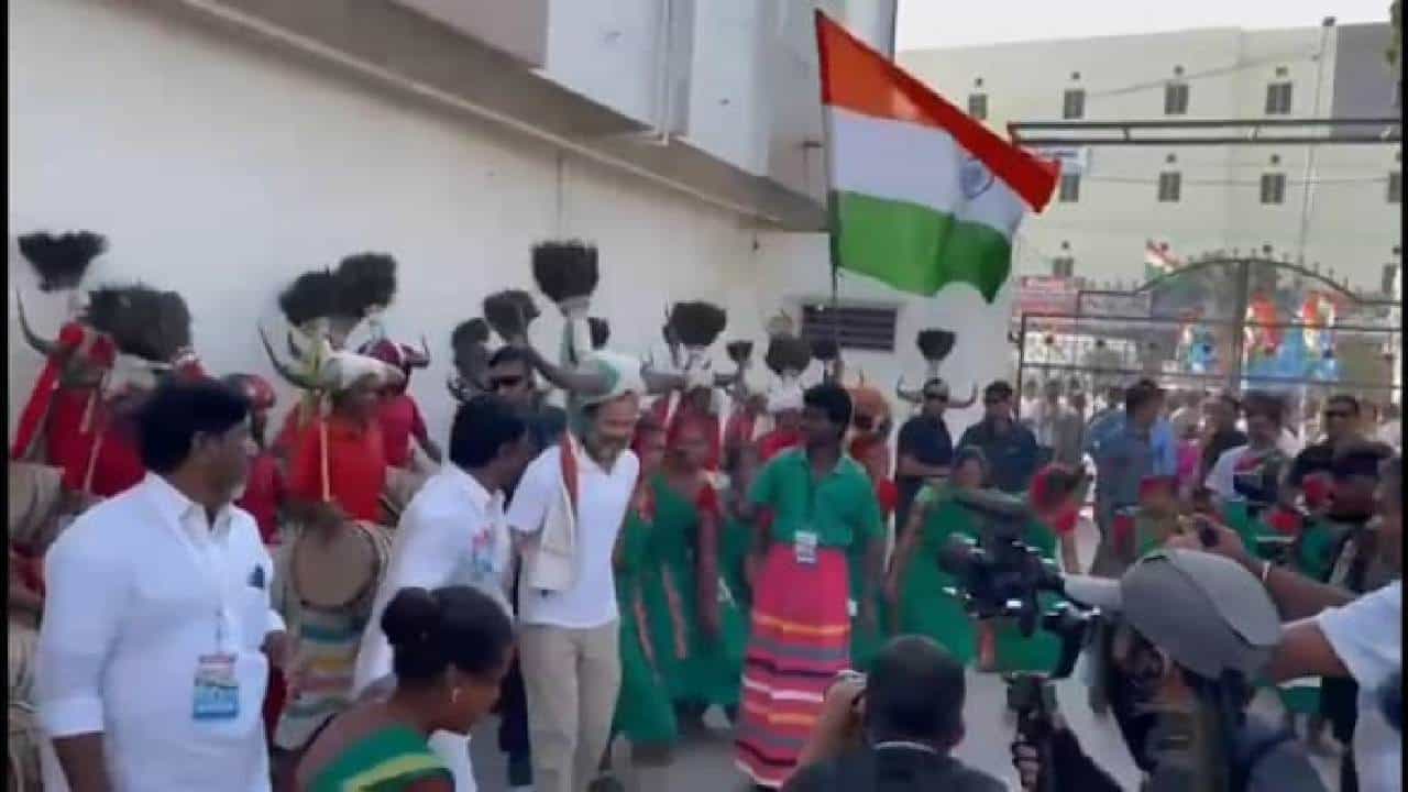 Viral Video: ತೆಲಂಗಾಣದಲ್ಲಿ ಭಾರತ್ ಜೋಡೋ ಯಾತ್ರೆ ವೇಳೆ ಬುಡಕಟ್ಟು ಹಾಡಿಗೆ ಡ್ಯಾನ್ಸ್ ಮಾಡಿದ ರಾಹುಲ್ ಗಾಂಧಿ Viral Video: ತೆಲಂಗಾಣದಲ್ಲಿ ಭಾರತ್ ಜೋಡೋ ಯಾತ್ರೆ ವೇಳೆ ಬುಡಕಟ್ಟು ಹಾಡಿಗೆ ಡ್ಯಾನ್ಸ್ ಮಾಡಿದ ರಾಹುಲ್ ಗಾಂಧಿ