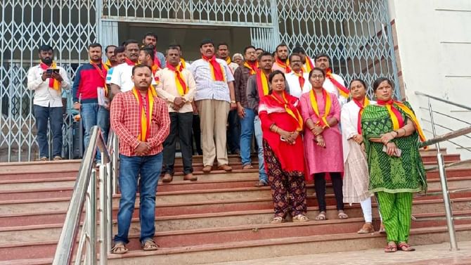 ಕೋಟಿ ಕಂಠ ಗಾಯನ: ಆರ್ಟಿಓ ಕಚೇರಿಯಲ್ಲಿ ನನ್ನ ನಾಡು ನನ್ನ ಹಾಡು ಕಾರ್ಯಕ್ರಮ ಯಶಸ್ವಿ ಕೋಟಿ ಕಂಠ ಗಾಯನ: ಆರ್ಟಿಓ ಕಚೇರಿಯಲ್ಲಿ ನನ್ನ ನಾಡು ನನ್ನ ಹಾಡು ಕಾರ್ಯಕ್ರಮ ಯಶಸ್ವಿ