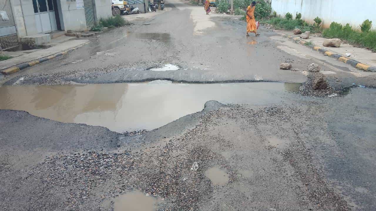 Potholes: ಬಿಬಿಎಂಪಿಯ ಅವ್ಯವಸ್ಥೆ ಮತ್ತೊಮ್ಮೆ ಬೆಳಕಿಗೆ, ಯಲಹಂಕದಲ್ಲಿ ರಸ್ತೆಗುಂಡಿಗೆ ಮತ್ತೊಂದು ಬಲಿ Potholes: ಬಿಬಿಎಂಪಿಯ ಅವ್ಯವಸ್ಥೆ ಮತ್ತೊಮ್ಮೆ ಬೆಳಕಿಗೆ, ಯಲಹಂಕದಲ್ಲಿ ರಸ್ತೆಗುಂಡಿಗೆ ಮತ್ತೊಂದು ಬಲಿ
