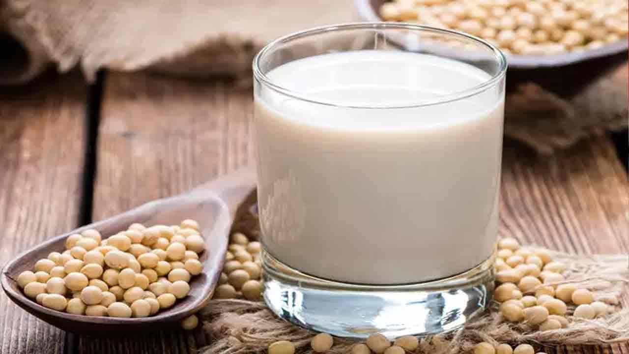 Soya Milk: ದೇಹದಲ್ಲಿ ಅಧಿಕ ಕೊಬ್ಬು ಶೇಖರಣೆಯ ಅಪಾಯವನ್ನು ಕಡಿಮೆ ಮಾಡುತ್ತೆ ಸೋಯಾ ಹಾಲು Soya Milk: ದೇಹದಲ್ಲಿ ಅಧಿಕ ಕೊಬ್ಬು ಶೇಖರಣೆಯ ಅಪಾಯವನ್ನು ಕಡಿಮೆ ಮಾಡುತ್ತೆ ಸೋಯಾ ಹಾಲು