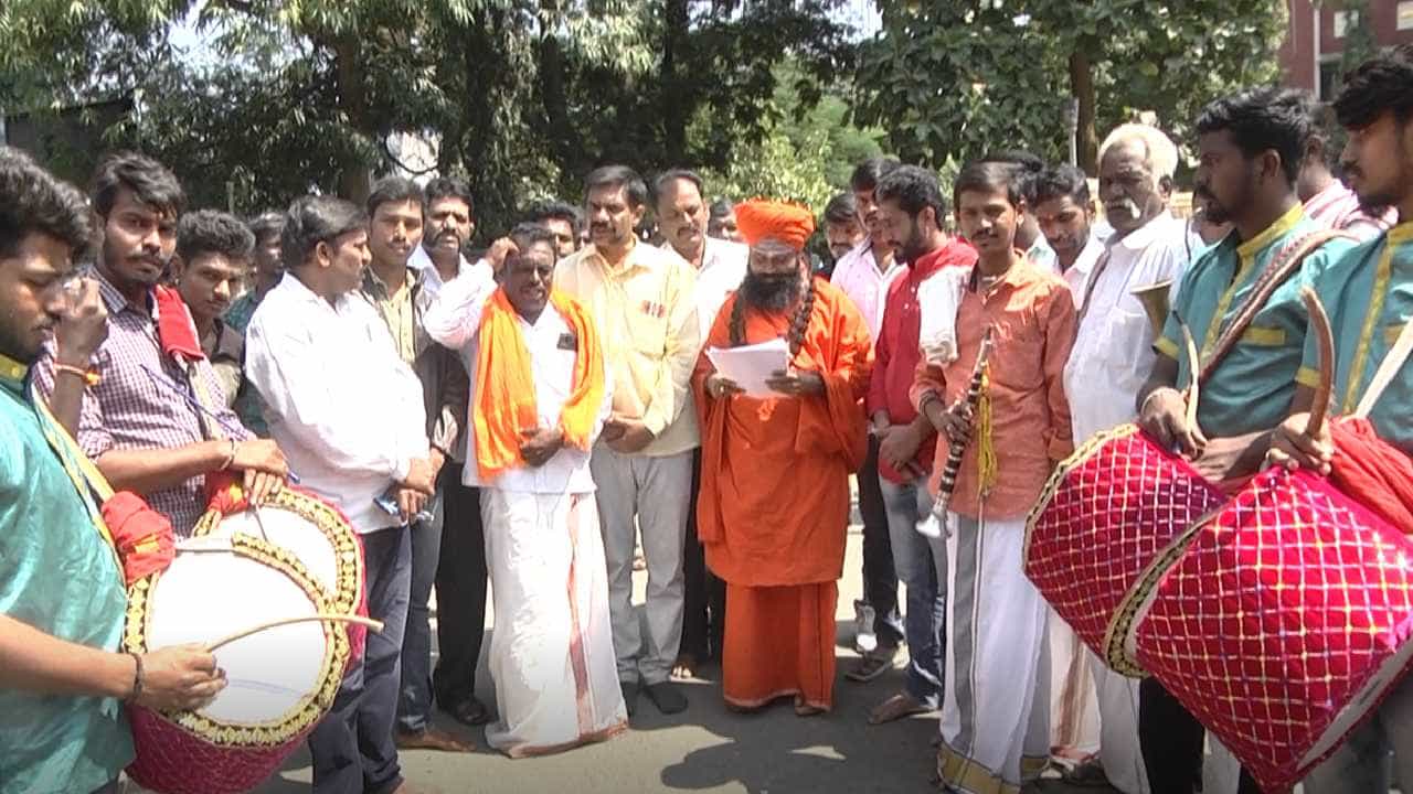 ಹೆಡ್ ಬುಷ್ ಚಿತ್ರದಲ್ಲಿ ವೀರಗಾಸೆಗೆ ಅಪಮಾನ ಆರೋಪ: ಫೈಟ್ ಸೀನ್ ಕತ್ತರಿಗೆ ಒತ್ತಾಯ ಹೆಡ್ ಬುಷ್ ಚಿತ್ರದಲ್ಲಿ ವೀರಗಾಸೆಗೆ ಅಪಮಾನ ಆರೋಪ: ಫೈಟ್ ಸೀನ್ ಕತ್ತರಿಗೆ ಒತ್ತಾಯ