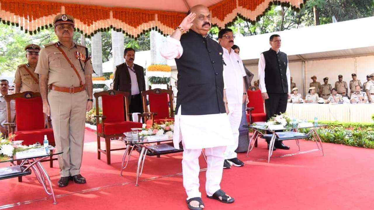 ಪತಿ-ಪತ್ನಿ ಒಂದೇ ವಲಯದಲ್ಲಿ ಕೆಲಸ ಮಾಡುವ ಆಯ್ಕೆಗೆ ಮರುಜೀವ: ಪೊಲೀಸ್ ಇಲಾಖೆಯ ಆ ನೀತಿ ಮರು ಜಾರಿ? ಪತಿ-ಪತ್ನಿ ಒಂದೇ ವಲಯದಲ್ಲಿ ಕೆಲಸ ಮಾಡುವ ಆಯ್ಕೆಗೆ ಮರುಜೀವ: ಪೊಲೀಸ್ ಇಲಾಖೆಯ ಆ ನೀತಿ ಮರು ಜಾರಿ?