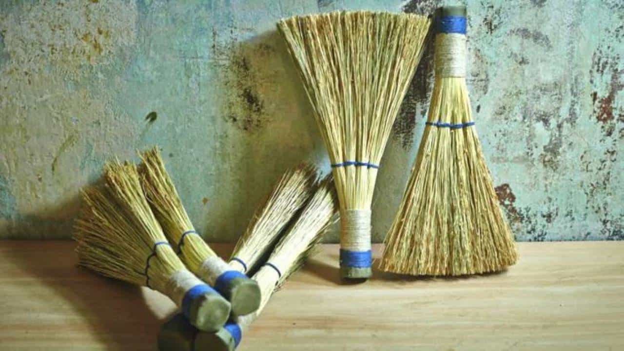 Vastu Tips: ಮನೆಯಲ್ಲಿ ಪೊರಕೆಯನ್ನು ಸರಿಯಾದ ಸ್ಥಳದಲ್ಲಿರಿಸಿ, ಯಾವುದೇ ಸಮಸ್ಯೆಗಳು ಬಾರದು Vastu Tips: ಮನೆಯಲ್ಲಿ ಪೊರಕೆಯನ್ನು ಸರಿಯಾದ ಸ್ಥಳದಲ್ಲಿರಿಸಿ, ಯಾವುದೇ ಸಮಸ್ಯೆಗಳು ಬಾರದು