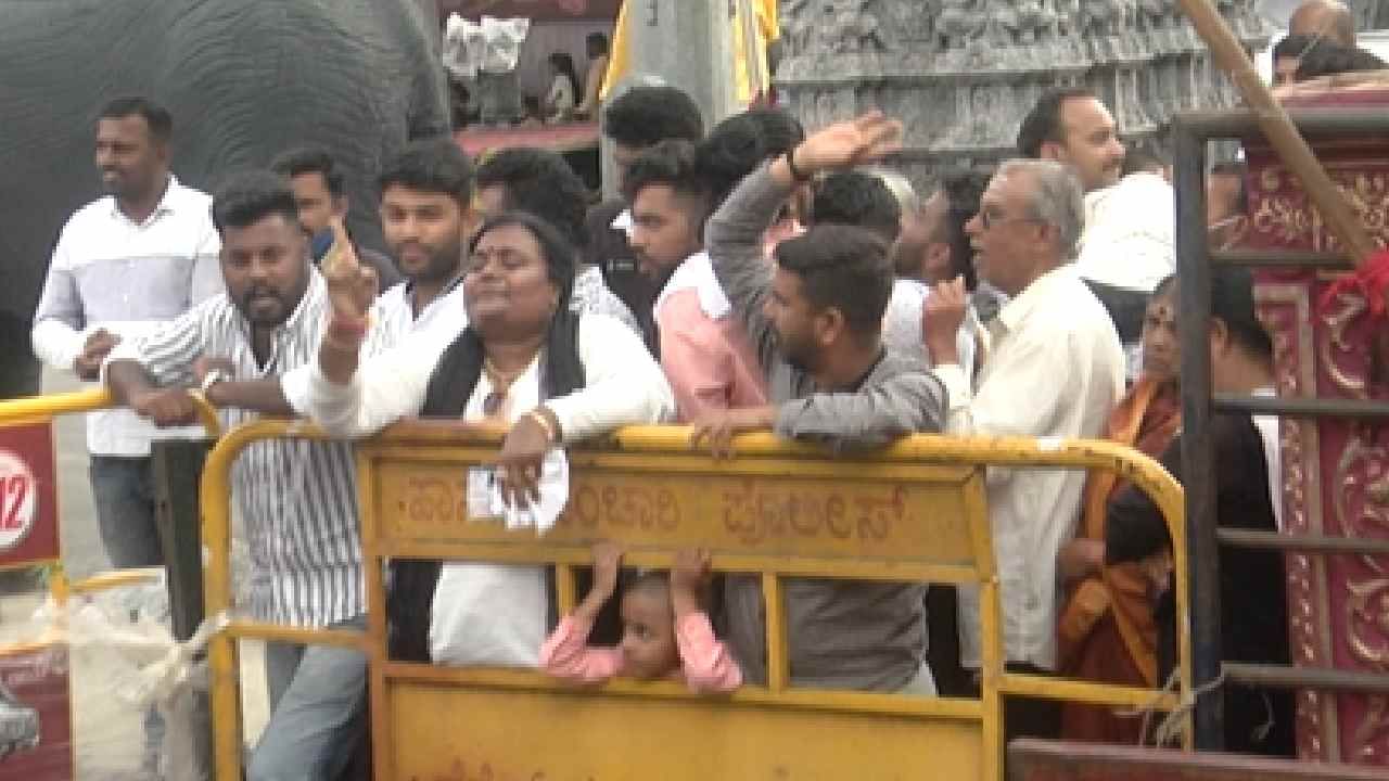 ಹಾಸನಾಂಬೆ ದರ್ಶನಕ್ಕೆ ಜನಸಾಗರ: ದೇಗುಲದಲ್ಲಿ ವಿಐಪಿ ದರ್ಬಾರ್ ಖಂಡಿಸಿ ಧಿಕ್ಕಾರ ಕೂಗಿದ ಭಕ್ತರು ಹಾಸನಾಂಬೆ ದರ್ಶನಕ್ಕೆ ಜನಸಾಗರ: ದೇಗುಲದಲ್ಲಿ ವಿಐಪಿ ದರ್ಬಾರ್ ಖಂಡಿಸಿ ಧಿಕ್ಕಾರ ಕೂಗಿದ ಭಕ್ತರು