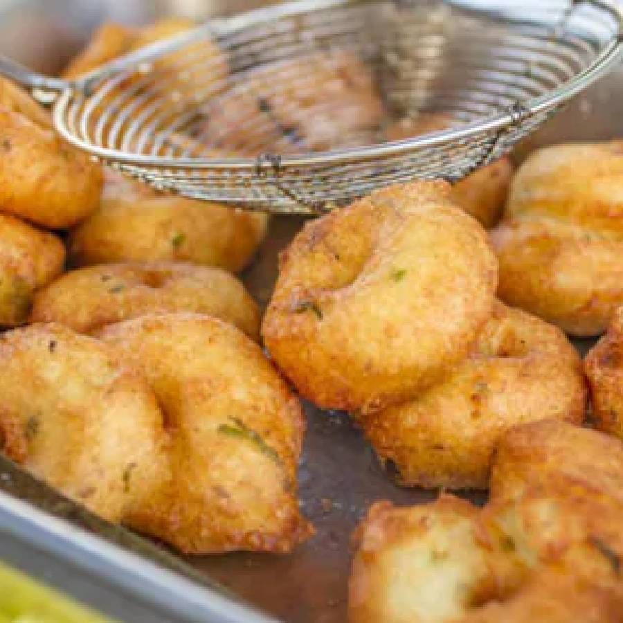 ಕ್ಯಾರೆಟ್ ಗೋಭಿ ವಡಾ  ಹೊಸ ರೆಸಿಪಿಯಾಗಿದ್ದು, ಇದನ್ನ ಕ್ಯಾರೆಟ್ ಮತ್ತು ಎಲೆಕೋಸಿನ ಜೊತೆಗೆ ತಯಾರಿಸಲಾಗುತ್ತದೆ. ತೆಂಗಿನಕಾಯಿ ಚಟ್ನಿಯೊಂದಿಗೆ ಸೇವಿಸದರೆ ಇದು ಒಂದೊಳ್ಳೆ ರುಚಿ ನೀಡುತ್ತದೆ.
