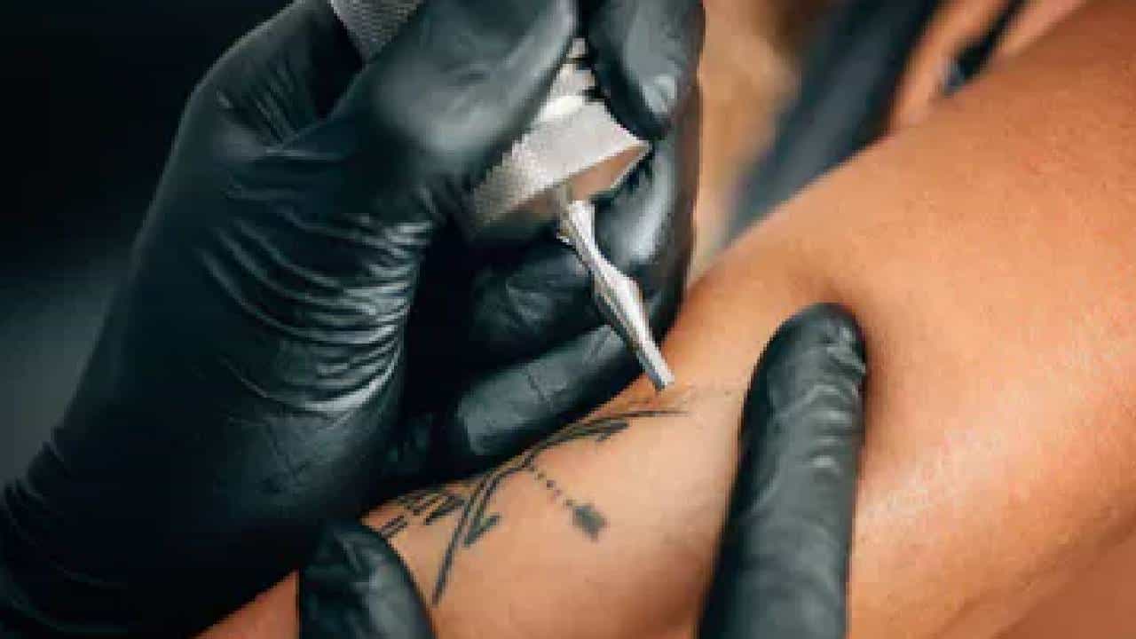 Tattoo: ಭಾರತೀಯ ಬುಡಕಟ್ಟು ಸಂಸ್ಕೃತಿಯ ಒಂದು ಭಾಗವೇ ನಾವೀಗ ಫ್ಯಾಶನ್ ಆಗಿ ಬಳಸುತ್ತಿರುವ ಟ್ಯಾಟೂಗಳು; ಇಲ್ಲಿದೆ ಇದರ ಕುರಿತ ಮಾಹಿತಿ Tattoo: ಭಾರತೀಯ ಬುಡಕಟ್ಟು ಸಂಸ್ಕೃತಿಯ ಒಂದು ಭಾಗವೇ ನಾವೀಗ ಫ್ಯಾಶನ್ ಆಗಿ ಬಳಸುತ್ತಿರುವ ಟ್ಯಾಟೂಗಳು; ಇಲ್ಲಿದೆ ಇದರ ಕುರಿತ ಮಾಹಿತಿ