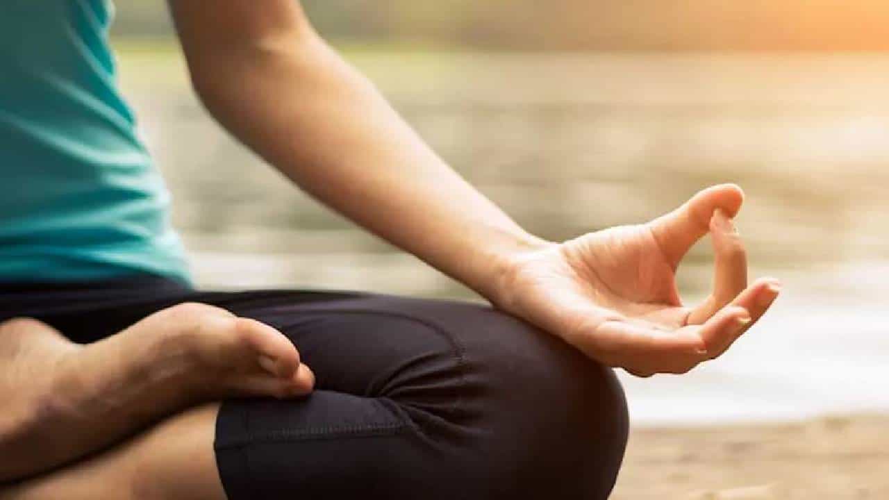 Health Tips: ಈ ಯೋಗಾಸನಗಳನ್ನು ಮಾಡಿ, ಥೈರಾಯ್ಡ್ ಸಮಸ್ಯೆಯಿಂದ ದೂರವಿರಿ Health Tips: ಈ ಯೋಗಾಸನಗಳನ್ನು ಮಾಡಿ, ಥೈರಾಯ್ಡ್ ಸಮಸ್ಯೆಯಿಂದ ದೂರವಿರಿ