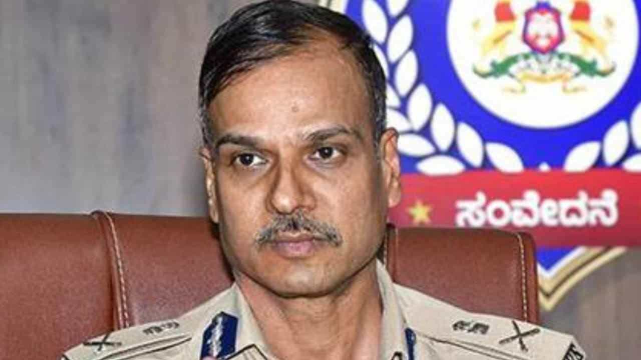ಮಂಡ್ಯ ಬಾಲಕಿ ರೇಪ್ ಎಂಡ್ ಮರ್ಡರ್ ಕೇಸ್, 14 ದಿನದಲ್ಲೇ ಕೋರ್ಟ್ಗೆ ಚಾರ್ಜ್ಶೀಟ್ ಸಲ್ಲಿಕೆ: ಎಡಿಜಿಪಿ ಅಲೋಕ್ ಕುಮಾರ್ ಟ್ವೀಟ್ ಮಂಡ್ಯ ಬಾಲಕಿ ರೇಪ್ ಎಂಡ್ ಮರ್ಡರ್ ಕೇಸ್, 14 ದಿನದಲ್ಲೇ ಕೋರ್ಟ್ಗೆ ಚಾರ್ಜ್ಶೀಟ್ ಸಲ್ಲಿಕೆ: ಎಡಿಜಿಪಿ ಅಲೋಕ್ ಕುಮಾರ್ ಟ್ವೀಟ್