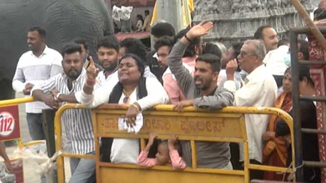 ನಾವು ಇಲ್ಲೇ ನಿಂತಿರುತ್ತೇವೆ, ನೀವು ಮಾತ್ರ ದರ್ಶನ ಪಡೆಯಿರಿ: ಶಾಸಕ ಕುಮಾರಸ್ವಾಮಿ ವಿರುದ್ಧ ಹಾಸನಾಂಬೆ ಭಕ್ತರ ಆಕ್ರೋಶ