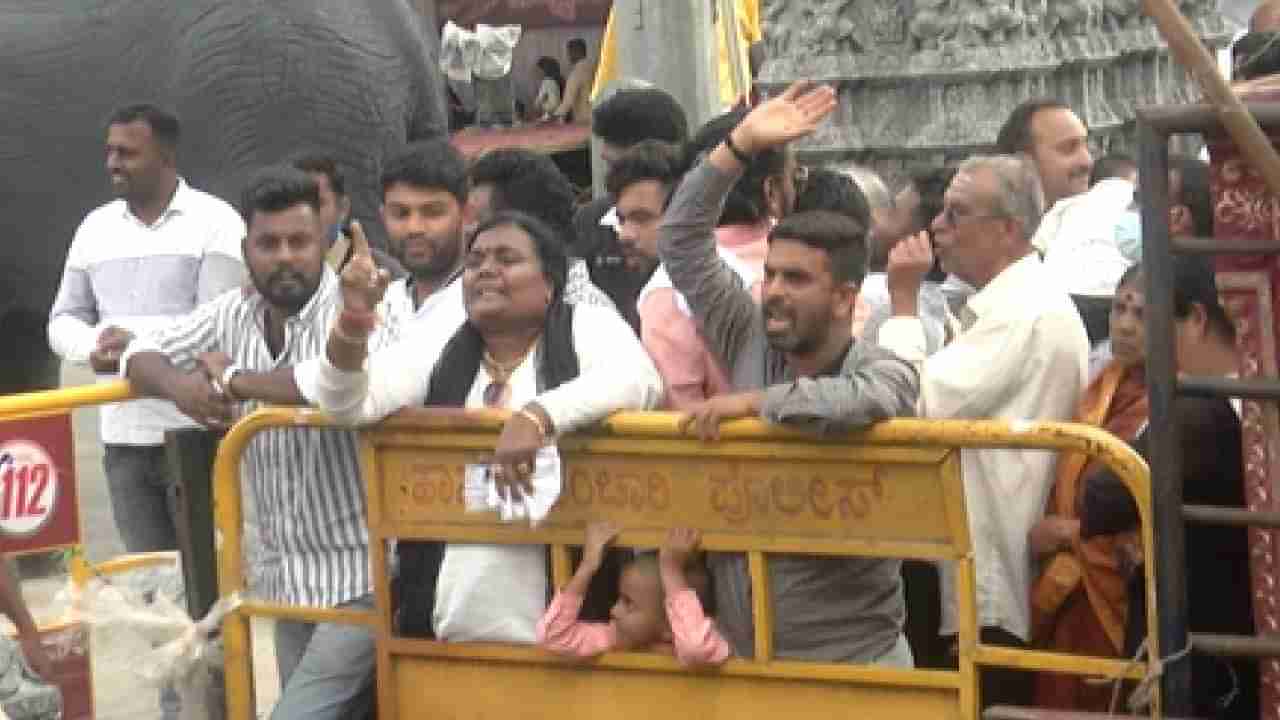 ನಾವು ಇಲ್ಲೇ ನಿಂತಿರುತ್ತೇವೆ, ನೀವು ಮಾತ್ರ ದರ್ಶನ ಪಡೆಯಿರಿ: ಶಾಸಕ ಕುಮಾರಸ್ವಾಮಿ ವಿರುದ್ಧ ಹಾಸನಾಂಬೆ ಭಕ್ತರ ಆಕ್ರೋಶ