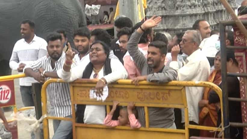 ನಾವು ಇಲ್ಲೇ ನಿಂತಿರುತ್ತೇವೆ, ನೀವು ಮಾತ್ರ ದರ್ಶನ ಪಡೆಯಿರಿ: ಶಾಸಕ ಕುಮಾರಸ್ವಾಮಿ ವಿರುದ್ಧ ಹಾಸನಾಂಬೆ ಭಕ್ತರ ಆಕ್ರೋಶ