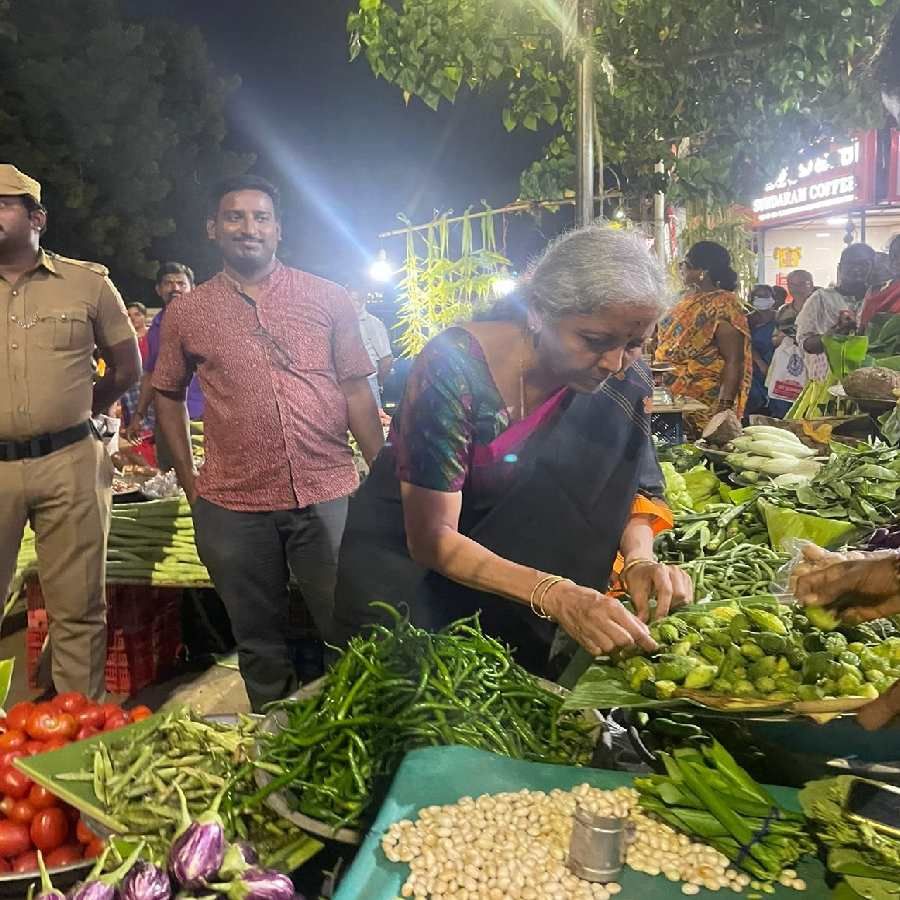 ವಿತ್ತ ಸಚಿವೆ ನಿರ್ಮಲಾ ಸೀತಾರಾಮನ್ ಅವರು ಶನಿವಾರ ತಮಿಳುನಾಡಿನ ಚೆನ್ನೈನ ಮೈಲಾಪುರ ಪ್ರದೇಶದಲ್ಲಿ ಬೀದಿ ವ್ಯಾಪಾರಿಯಿಂದ ತರಕಾರಿಗಳನ್ನು ಖರೀದಿಸಿದ್ದು ಈ ಬಗ್ಗೆ ತಮ್ಮ ಸಾಮಾಜಿಕ ಜಾಲತಾಣದಲ್ಲಿ ಅನುಭವ ಹಂಚಿಕೊಂಡಿದ್ದಾರೆ.