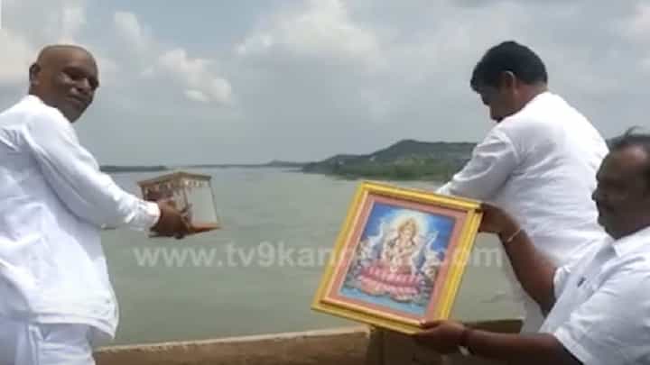 ಬೌದ್ಧ ಧರ್ಮಕ್ಕೆ ಸೇರಲು ಮುಂದಾದ ಹಲವರು: ಹಿಂದೂ ದೇವರ ಫೋಟೋಗಳು ಕೃಷ್ಣಾ ನದಿ ಪಾಲು ಬೌದ್ಧ ಧರ್ಮಕ್ಕೆ ಸೇರಲು ಮುಂದಾದ ಹಲವರು: ಹಿಂದೂ ದೇವರ ಫೋಟೋಗಳು ಕೃಷ್ಣಾ ನದಿ ಪಾಲು