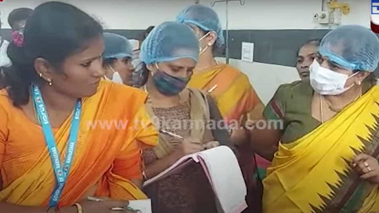 ಕೋಲಾರ ಜಿಲ್ಲಾಸ್ಪತ್ರೆ ಅವ್ಯವಸ್ಥೆ ಕಂಡು ಸಿಡಿಮಿಡಿಗೊಂಡ ಶಾಸಕಿ ಪೂರ್ಣಿಮ ಶ್ರೀನಿವಾಸ ಅಧಿಕಾರಿಗಳ ಬೆವರಿಳಿಸಿದರು ಕೋಲಾರ ಜಿಲ್ಲಾಸ್ಪತ್ರೆ ಅವ್ಯವಸ್ಥೆ ಕಂಡು ಸಿಡಿಮಿಡಿಗೊಂಡ ಶಾಸಕಿ ಪೂರ್ಣಿಮ ಶ್ರೀನಿವಾಸ ಅಧಿಕಾರಿಗಳ ಬೆವರಿಳಿಸಿದರು