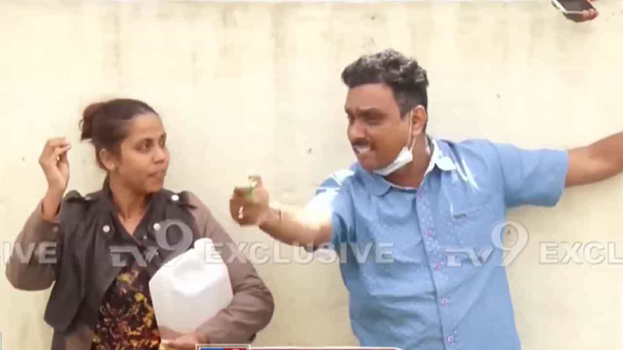 ಒತ್ತುವರಿ ತೆರವು ನಿಲ್ಲಿಸದಿದ್ದರೆ ಆತ್ಮಹತ್ಯೆ: ಮೈಮೇಲೆ ಪೆಟ್ರೋಲ್ ಸುರಿದುಕೊಂಡು ಬಿಬಿಎಂಪಿಗೆ ಬೆದರಿಕೆ ಹಾಕಿದ್ದ ದಂಪತಿಯ ರಕ್ಷಣೆ ಒತ್ತುವರಿ ತೆರವು ನಿಲ್ಲಿಸದಿದ್ದರೆ ಆತ್ಮಹತ್ಯೆ: ಮೈಮೇಲೆ ಪೆಟ್ರೋಲ್ ಸುರಿದುಕೊಂಡು ಬಿಬಿಎಂಪಿಗೆ ಬೆದರಿಕೆ ಹಾಕಿದ್ದ ದಂಪತಿಯ ರಕ್ಷಣೆ