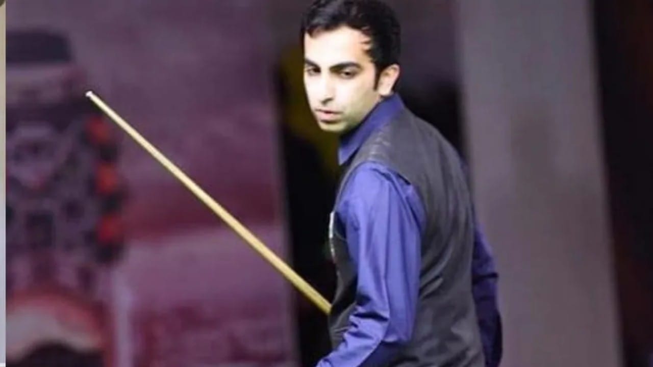 ಈ 'ಬೆಸ್ಟ್ ಆಫ್ ಸೆವೆನ್' ಫೈನಲ್‌ನಲ್ಲಿ ಅಡ್ವಾಣಿ ಅವರು ಆರಂಭದಿಂದಲೂ ಅತ್ಯುತ್ತಮ ಪ್ರದರ್ಶನ ನೀಡುವ ಮೂಲಕ ಕ್ಯಾಲೆಂಡರ್ ವರ್ಷದಲ್ಲಿ ಐದನೇ ಬಾರಿಗೆ ರಾಷ್ಟ್ರೀಯ, ಏಷ್ಯನ್ ಮತ್ತು ವಿಶ್ವ ಬಿಲಿಯರ್ಡ್ಸ್ ಪ್ರಶಸ್ತಿಯನ್ನು ಗೆದ್ದ ವಿಶಿಷ್ಟ ದಾಖಲೆಯನ್ನು ನಿರ್ಮಿಸಿದರು. ಎರಡನೇ ಫ್ರೇಮ್‌ನಲ್ಲಿ ಕೊಠಾರಿಗೆ ಕೆಲವು ಅವಕಾಶಗಳು ಸಿಕ್ಕರೂ ಅದರ ಲಾಭ ಪಡೆಯಲು ಸಾಧ್ಯವಾಗಲಿಲ್ಲ. 