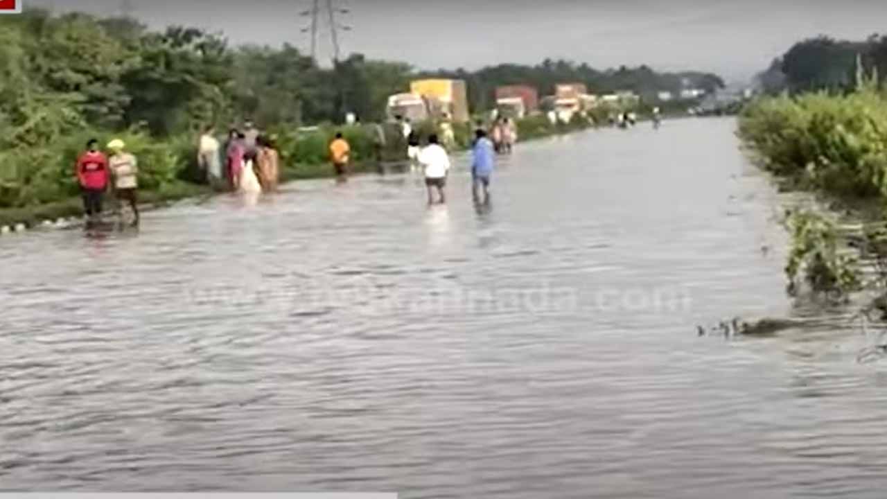 ಬುಧವಾರ ರಾತ್ರಿ ಸುರಿದ ಭಾರಿ ಮಳೆ; ರಾಷ್ಟ್ರೀಯ ಹೆದ್ದಾರಿ-48 ತುಮಕೂರು ಬಳಿ ಸಂಪೂರ್ಣ ಜಲಾವೃತ