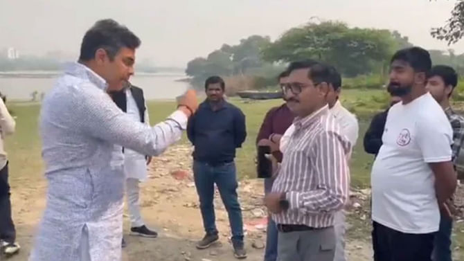 ಕೆಮಿಕಲ್ ತಲೆ ಮೇಲೆ ಸುರಿಬೇಕಾ? ಯಮುನಾ ನದಿಗೆ ರಾಸಾಯನಿಕ ಸಿಂಪಡಿಸಿದ ಅಧಿಕಾರಿಗಳ ವಿರುದ್ಧ ಗುಡುಗಿದ ಬಿಜೆಪಿ ಸಂಸದ ಕೆಮಿಕಲ್ ತಲೆ ಮೇಲೆ ಸುರಿಬೇಕಾ? ಯಮುನಾ ನದಿಗೆ ರಾಸಾಯನಿಕ ಸಿಂಪಡಿಸಿದ ಅಧಿಕಾರಿಗಳ ವಿರುದ್ಧ ಗುಡುಗಿದ ಬಿಜೆಪಿ ಸಂಸದ