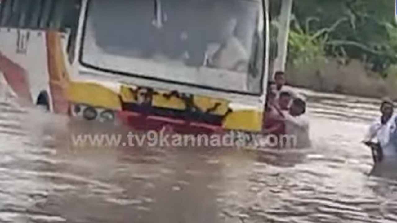 ತುಮಕೂರು: ಖಾಸಗಿ ಬಸ್ ಚಾಲಕನ ನಿರ್ಲಕ್ಷ್ಯತನಕ್ಕೆ ಪ್ರಾಣಾಪಾಯಕ್ಕೆ ಸಿಕ್ಕ ಪ್ರಯಾಣಿಕರು, ಸ್ಥಳೀಯರ ನೆರವಿನಿಂದ ಪಾರು