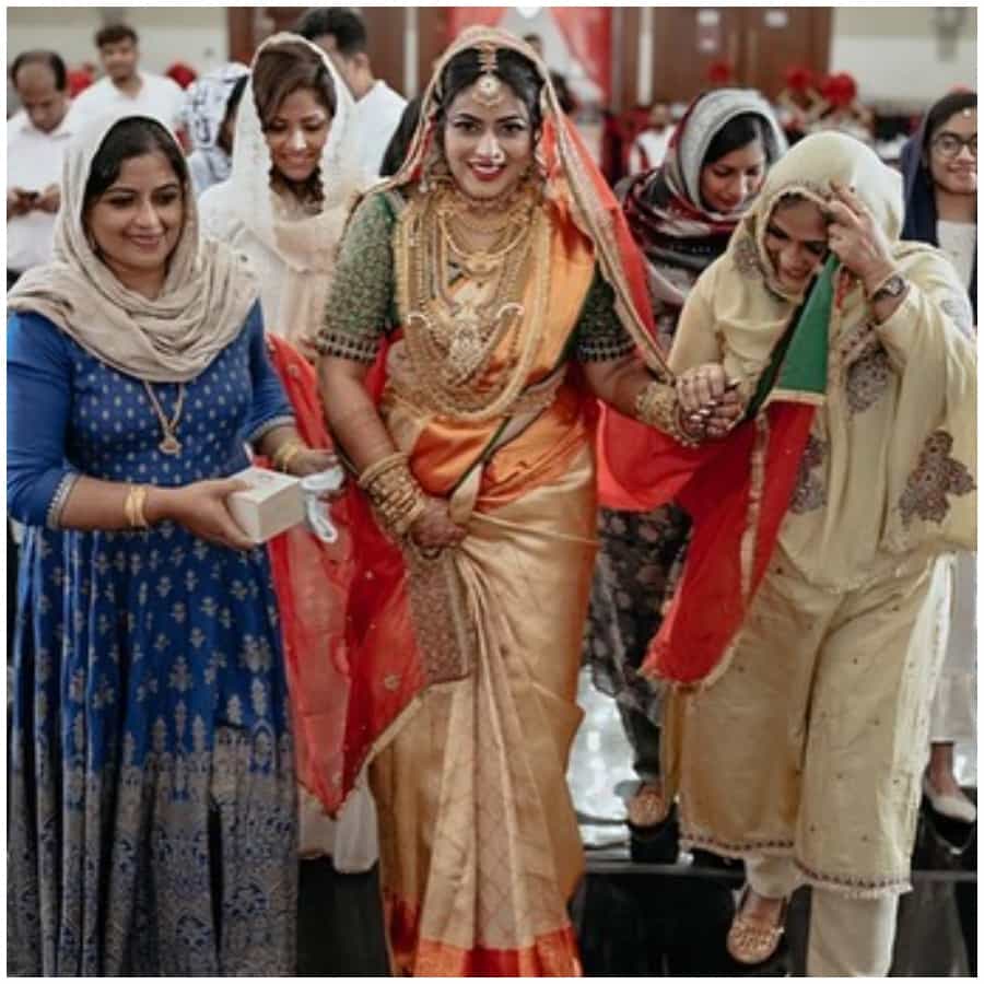 ನಟಿ ಪೂರ್ಣಾ ಅಲಿಯಾಸ್ ಶಮ್ನಾ ಕಾಸಿಮ್ ಅವರು ವೈವಾಹಿಕ ಜೀವನಕ್ಕೆ ಕಾಲಿಟ್ಟಿದ್ದಾರೆ. ಅವರಿಗೆ ಎಲ್ಲರೂ ಅಭಿನಂದನೆ ತಿಳಿಸುತ್ತಿದ್ದಾರೆ. ಅದ್ದೂರಿಯಾಗಿ ಮದುವೆ ನಡೆದಿದೆ.