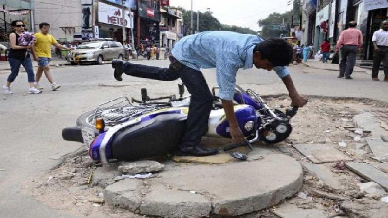 ಬೆಂಗಳೂರಿನ ರಸ್ತೆ ಗುಂಡಿಗಳಿಂದ ಸಂಭವಿಸಿದ ಅಪಘಾತಗಳೆಷ್ಟು ? ಇನ್ನೂ ಏಕೆ ದೊರೆತಿಲ್ಲ ಪರಿಹಾರ ? ಇಲ್ಲಿದೆ ಮಾಹಿತಿ