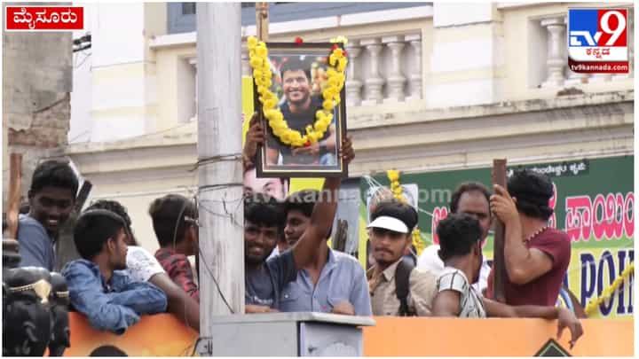 Jamboo Savari: ಜಂಬೂ ಸವಾರಿ ವೇಳೆ ರಾರಾಜಿಸಿತು ಅಪ್ಪು ಫೋಟೋ; ಫ್ಯಾನ್ಸ್ ಮನದಲ್ಲಿ ಪುನೀತ್ ಶಾಶ್ವತ Jamboo Savari: ಜಂಬೂ ಸವಾರಿ ವೇಳೆ ರಾರಾಜಿಸಿತು ಅಪ್ಪು ಫೋಟೋ; ಫ್ಯಾನ್ಸ್ ಮನದಲ್ಲಿ ಪುನೀತ್ ಶಾಶ್ವತ