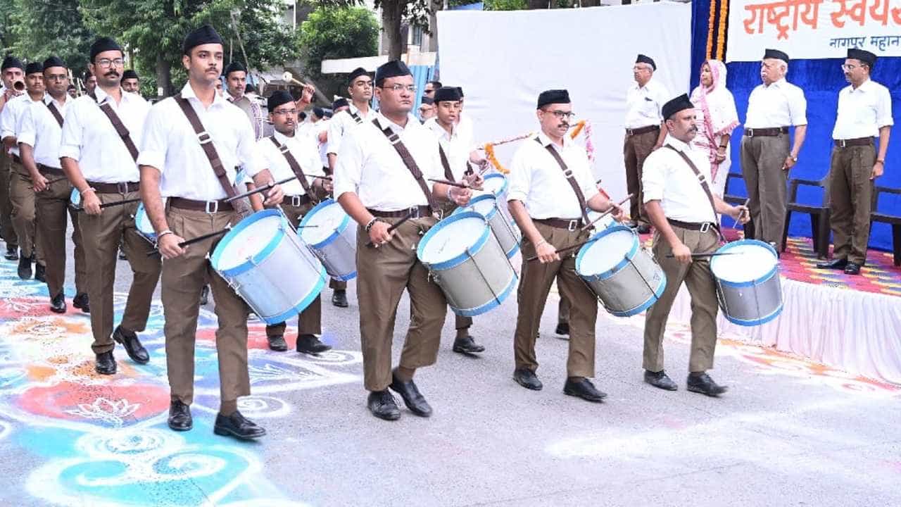 ನಾಗಪುರದಲ್ಲಿ ಆರ್ಎಸ್ಎಸ್ ವಿಜಯದಶಮಿ ಉತ್ಸವ ಆರಂಭ: ಮೋಹನ್ ಭಾಗವತ್ ಭಾಷಣದತ್ತ ಎಲ್ಲರ ಕಣ್ಣು ನಾಗಪುರದಲ್ಲಿ ಆರ್ಎಸ್ಎಸ್ ವಿಜಯದಶಮಿ ಉತ್ಸವ ಆರಂಭ: ಮೋಹನ್ ಭಾಗವತ್ ಭಾಷಣದತ್ತ ಎಲ್ಲರ ಕಣ್ಣು