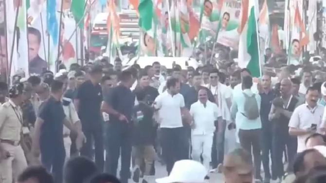 ಗಿರಿಯಮ್ಮನಹಳ್ಳಿಗೆ ಭಾರತ್ ಜೋಡೋ ಯಾತ್ರೆ: ರಾಹುಲ್ ಗಾಂಧಿ ಜೊತೆ ಓಡಿದ ಸುಧಾಕರ್ ಸುಸ್ತೋ ಸುಸ್ತು ಗಿರಿಯಮ್ಮನಹಳ್ಳಿಗೆ ಭಾರತ್ ಜೋಡೋ ಯಾತ್ರೆ: ರಾಹುಲ್ ಗಾಂಧಿ ಜೊತೆ ಓಡಿದ ಸುಧಾಕರ್ ಸುಸ್ತೋ ಸುಸ್ತು