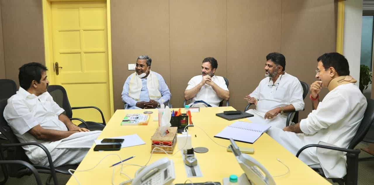 ಕಾಂಗ್ರೆಸ್ನ ಸಿಎಂ ಅಭ್ಯರ್ಥಿ ಯಾರು? ಸಿದ್ದು-ಡಿಕೆಶಿ ಮುಂದೆ ಗೊಂದಲಗಳಿಗೆ ತೆರೆ ಎಳೆದ ರಾಹುಲ್ ಕಾಂಗ್ರೆಸ್ನ ಸಿಎಂ ಅಭ್ಯರ್ಥಿ ಯಾರು? ಸಿದ್ದು-ಡಿಕೆಶಿ ಮುಂದೆ ಗೊಂದಲಗಳಿಗೆ ತೆರೆ ಎಳೆದ ರಾಹುಲ್