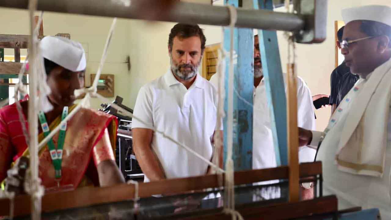 Bharat Jodo Yatra: ಬದನವಾಳು ಗ್ರಾಮೋದ್ಯೋಗ ಕೇಂದ್ರದ ಮಹಿಳೆಯರೊಂದಿಗೆ ರಾಹುಲ್ ಗಾಂಧಿ ಸಂವಾದ Bharat Jodo Yatra: ಬದನವಾಳು ಗ್ರಾಮೋದ್ಯೋಗ ಕೇಂದ್ರದ ಮಹಿಳೆಯರೊಂದಿಗೆ ರಾಹುಲ್ ಗಾಂಧಿ ಸಂವಾದ