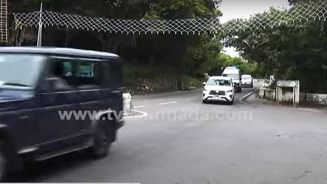 ಮೈಸೂರು: ಸೋನಿಯಾರನ್ನು ಸ್ವಾಗತಿಸಲು ರಾಹುಲ್ ಗಾಂಧಿ ಬೆಂಗಾವಲು ಪಡೆಗಳೊಂದಿಗೆ ತೆರಳಿದರು