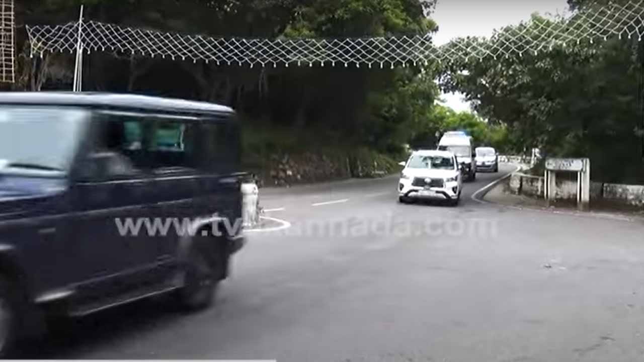 ಮೈಸೂರು: ಸೋನಿಯಾರನ್ನು ಸ್ವಾಗತಿಸಲು ರಾಹುಲ್ ಗಾಂಧಿ ಬೆಂಗಾವಲು ಪಡೆಗಳೊಂದಿಗೆ ತೆರಳಿದರು ಮೈಸೂರು: ಸೋನಿಯಾರನ್ನು ಸ್ವಾಗತಿಸಲು ರಾಹುಲ್ ಗಾಂಧಿ ಬೆಂಗಾವಲು ಪಡೆಗಳೊಂದಿಗೆ ತೆರಳಿದರು