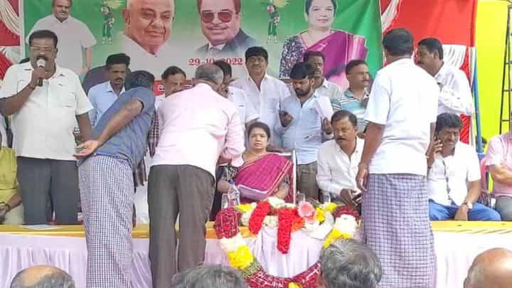 ರಾಮನಗರ: ಶಾಸಕಿ ಅನಿತಾ ಕುಮಾರಸ್ವಾಮಿ ಕಾರಿಗೆ ಗ್ರಾಮಸ್ಥರಿಂದ ಮುತ್ತಿಗೆ ರಾಮನಗರ: ಶಾಸಕಿ ಅನಿತಾ ಕುಮಾರಸ್ವಾಮಿ ಕಾರಿಗೆ ಗ್ರಾಮಸ್ಥರಿಂದ ಮುತ್ತಿಗೆ
