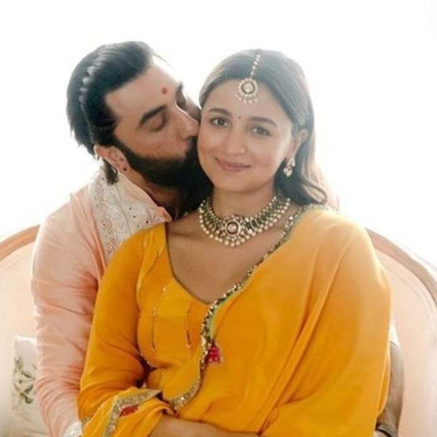 ಸದ್ಯ ಆಲಿಯಾ ಭಟ್ ಪ್ರೆಗ್ನೆಂಟ್. ಇತ್ತೀಚೆಗೆ ಸೀಮಂತ ಶಾಸ್ತ್ರ ಕೂಡ ನೆರವೇರಿದೆ. ಪತ್ನಿಯ ಆರೈಕೆಯಲ್ಲಿ ತೊಡಗಿಕೊಳ್ಳಲಿದ್ದಾರೆ ರಣಬೀರ್.