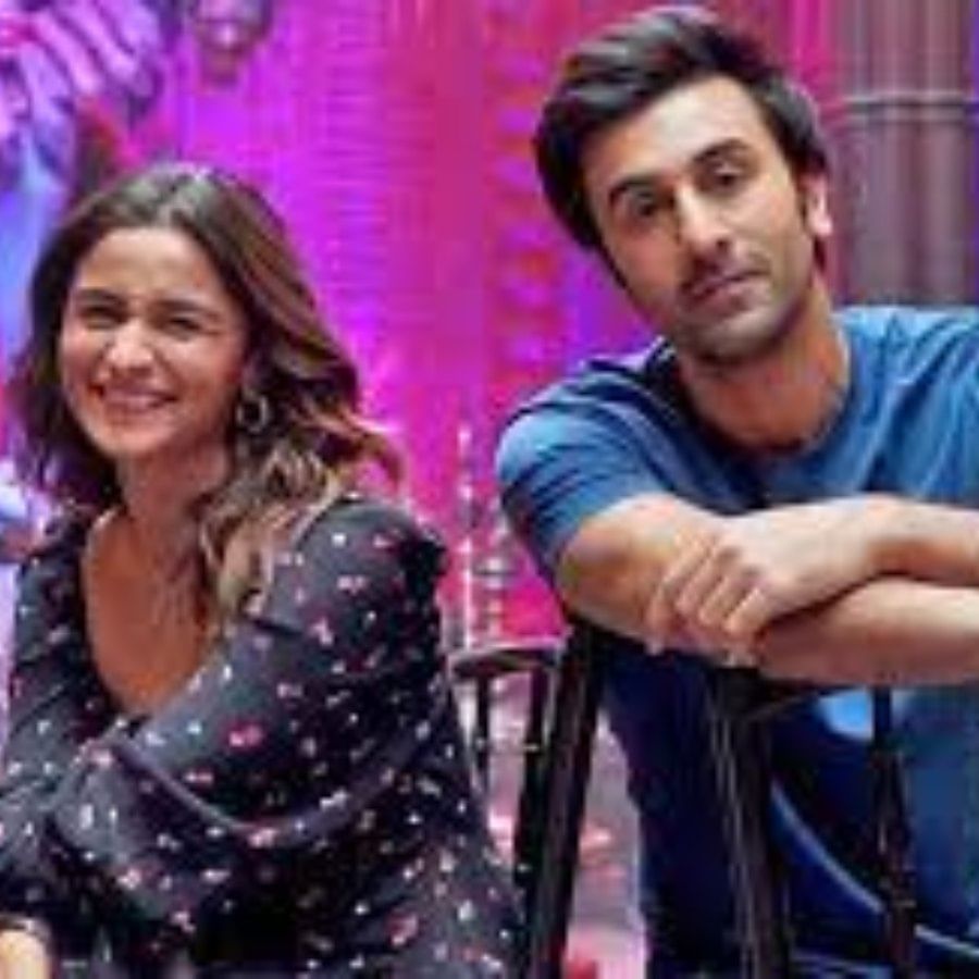 ರಣಬೀರ್ ಕಪೂರ್ ಹಾಗೂ ಆಲಿಯಾ ಭಟ್ ಒಟ್ಟಾಗಿ ನಟಿಸಿದ್ದಾರೆ ಎಂಬ ಕಾರಣಕ್ಕೆ ‘ಬ್ರಹ್ಮಾಸ್ತ್ರ’ ಸಿನಿಮಾ ಬಗ್ಗೆ ಹೆಚ್ಚು ನಿರೀಕ್ಷೆ ಇತ್ತು. ಈ ಕಾರಣದಿಂದಲೂ ಸಿನಿಮಾಗೆ ಮೈಲೇಜ್ ಸಿಕ್ಕಿದೆ.