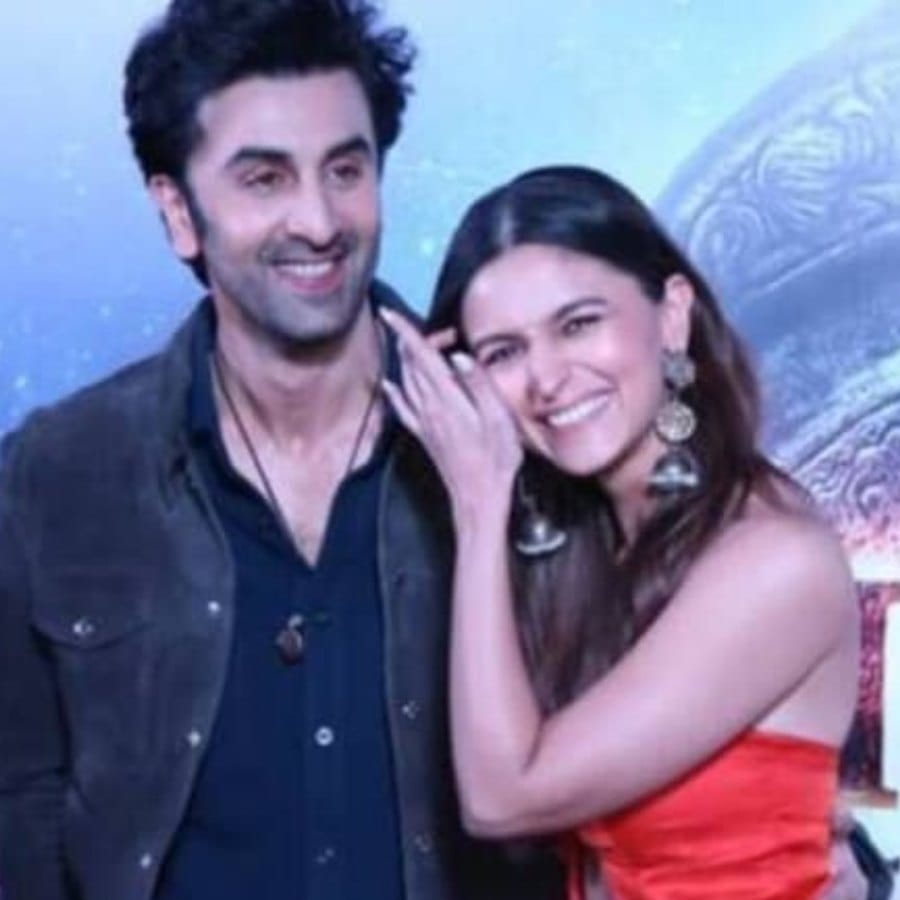 ನಟ ರಣಬೀರ್ ಕಪೂರ್ ನಟನೆಯ ‘ಬ್ರಹ್ಮಾಸ್ತ್ರ’ ಸಿನಿಮಾ ಸೂಪರ್ ಹಿಟ್ ಆಗಿದೆ. ಈ ಚಿತ್ರ ಕೋಟಿ ಕೋಟಿ ರೂಪಾಯಿ ಬಾಚಿದೆ. ಇದರಿಂದ ರಣಬೀರ್ ಕಪೂರ್ ಅವರು ಗೆಲುವಿನ ನಗೆ ಬೀರಿದ್ದಾರೆ.