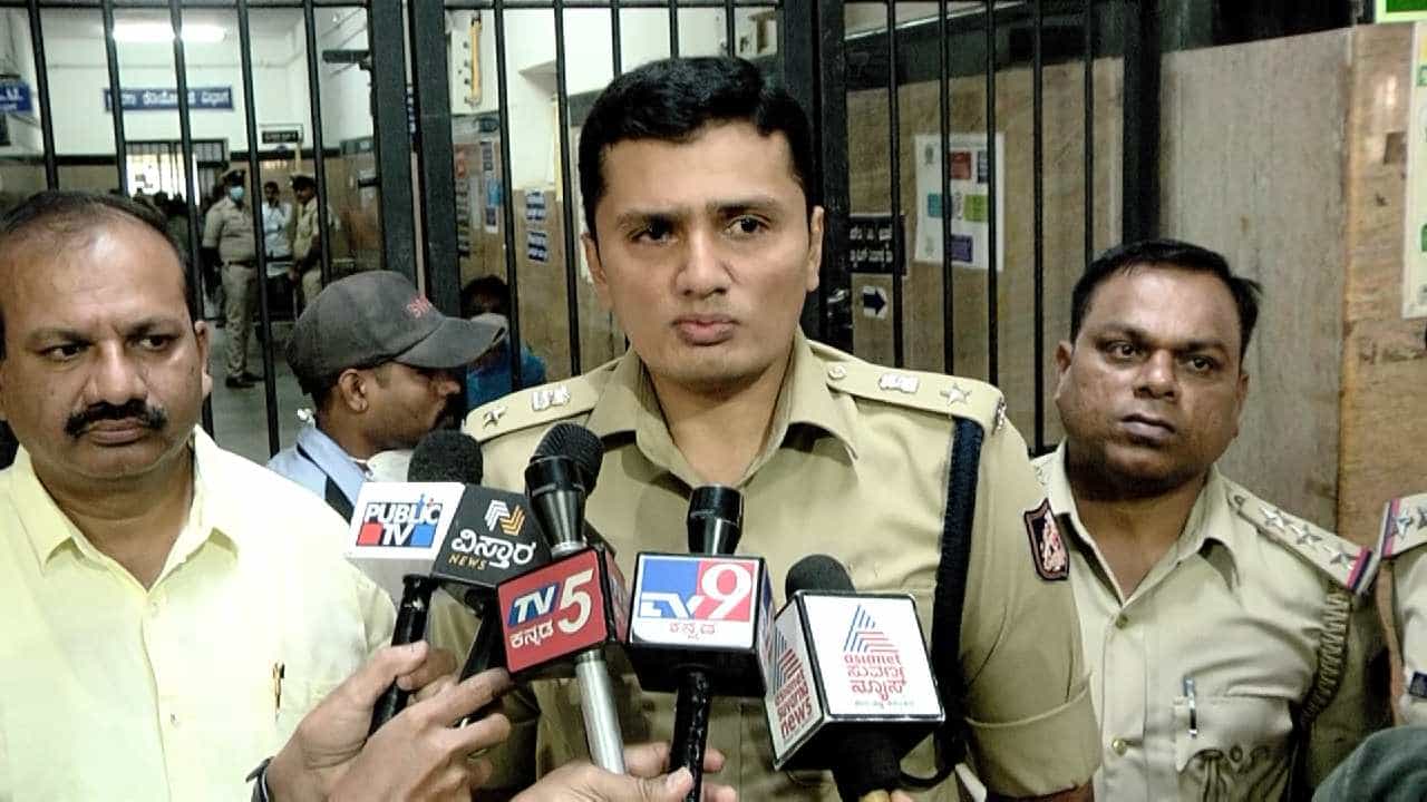 ಕೊಲೆ ಆರೋಪಿಗಳ ಕಾಲಿಗೆ ಶೂಟ್ ಮಾಡಿ ಬಂಧಿಸಿದ ಪೊಲೀಸರು, ಶಭಾಶ್ ಎಂದ ಈಶ್ವರಪ್ಪ ಕೊಲೆ ಆರೋಪಿಗಳ ಕಾಲಿಗೆ ಶೂಟ್ ಮಾಡಿ ಬಂಧಿಸಿದ ಪೊಲೀಸರು, ಶಭಾಶ್ ಎಂದ ಈಶ್ವರಪ್ಪ
